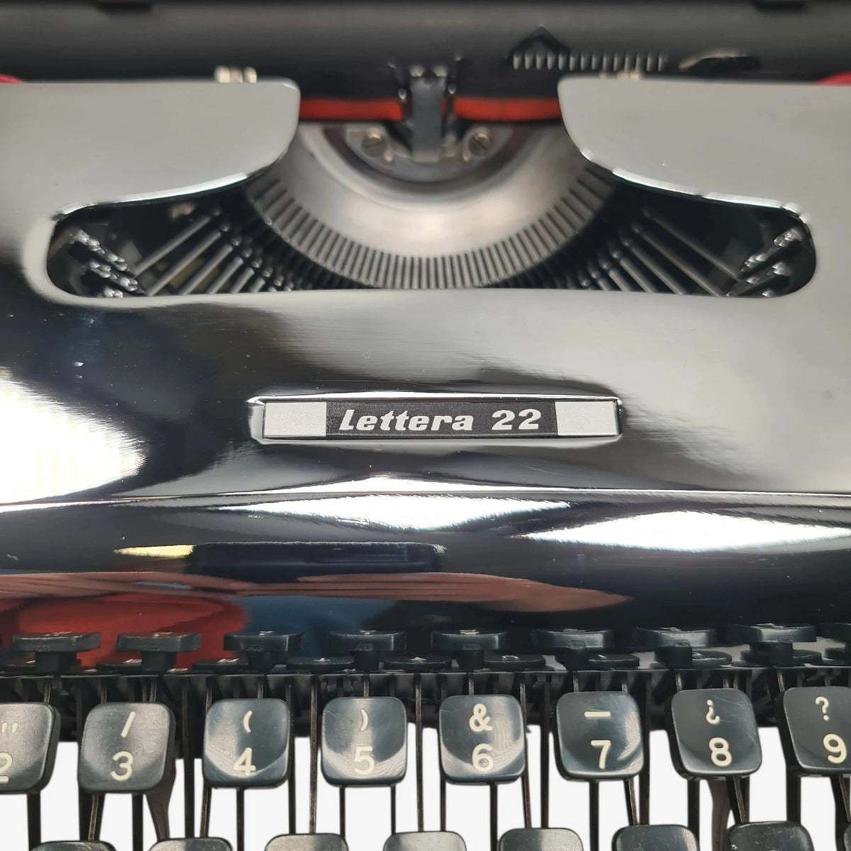 Olivetti Pluma 22 - Chrome Limited Edition Typewriter QWERTY ElGranero Typewriter.Company