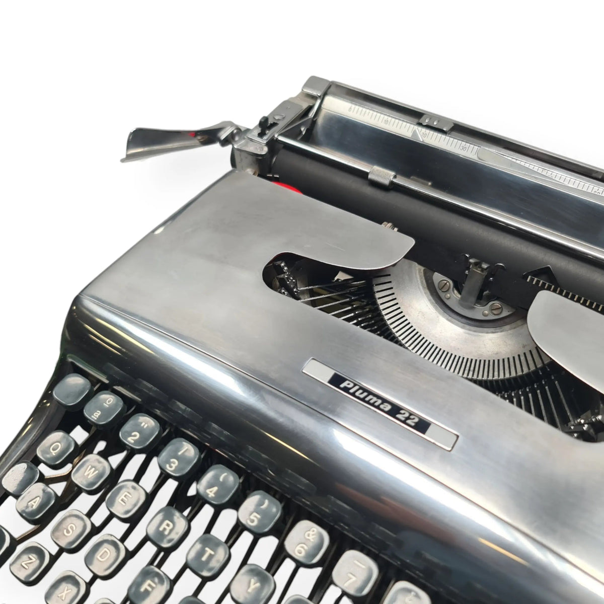 Olivetti Pluma 22 - Limited Polished Silver Edition Typewriter QWERTY ElGranero Typewriter.Company