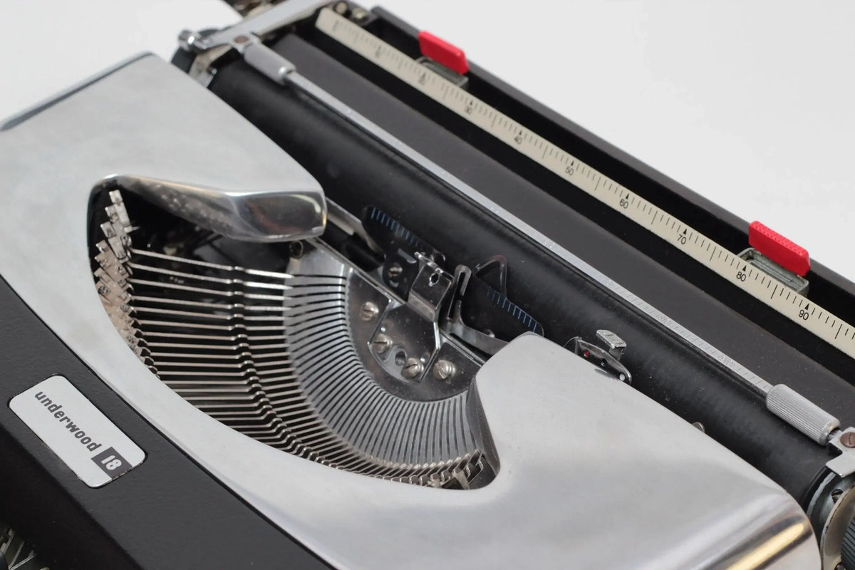 Underwood 18 Noir et Argent, Machine à Écrire Manuelle Vintage, Rénovée - ElGranero Typewriter.Company