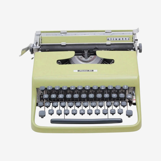 Máquina de escribir vintage Olivetti Pluma 22 de ElGranero Typewriter.Company en acabado original verde pistacho.