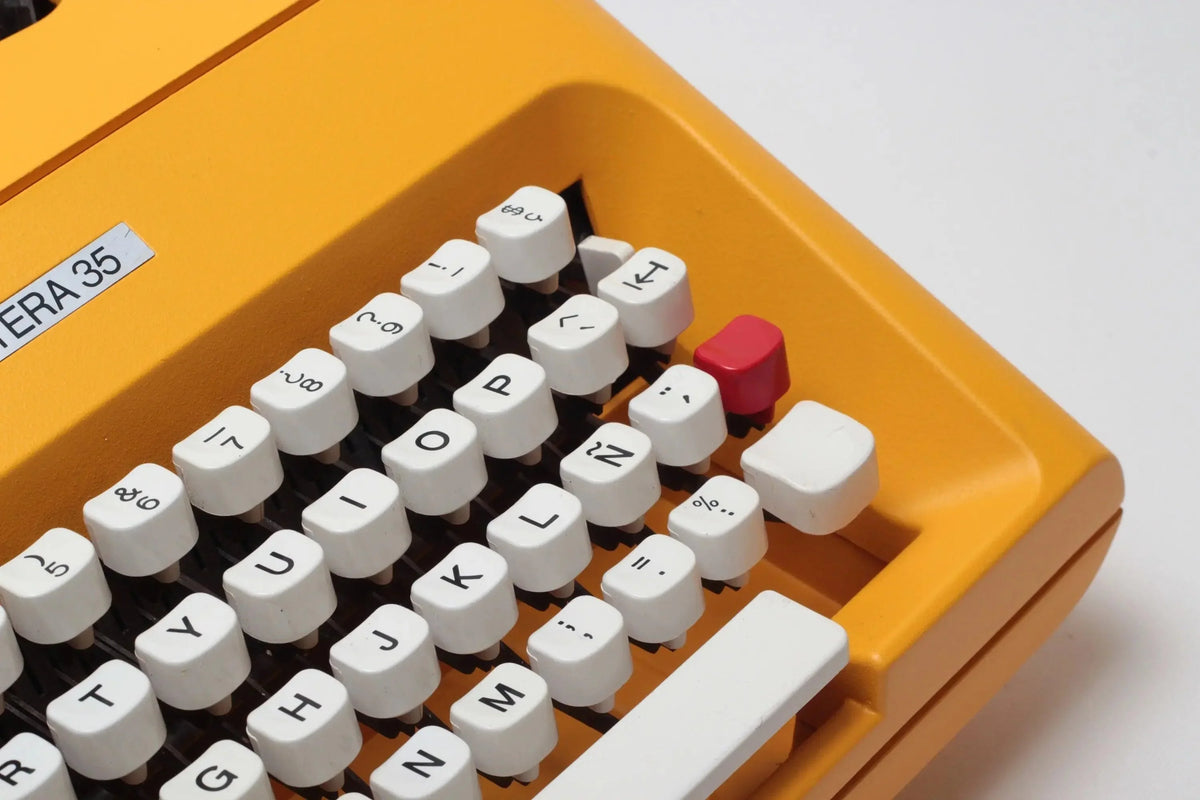 Máquina de escribir manual restaurada Olivetti Lettera 35 Amarilla Vintage - ElGranero Typewriter.Company