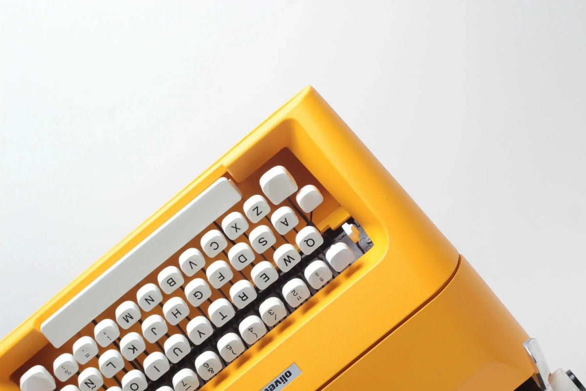 Máquina de escribir manual restaurada Olivetti Lettera 35 Amarilla Vintage - ElGranero Typewriter.Company