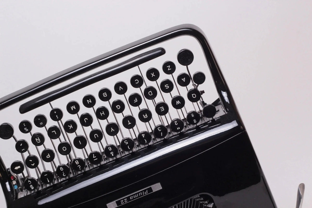 Olivetti Pluma 22 Negro Brillante, Máquina de Escribir Manual Vintage, Restaurada - ElGranero Typewriter.Company