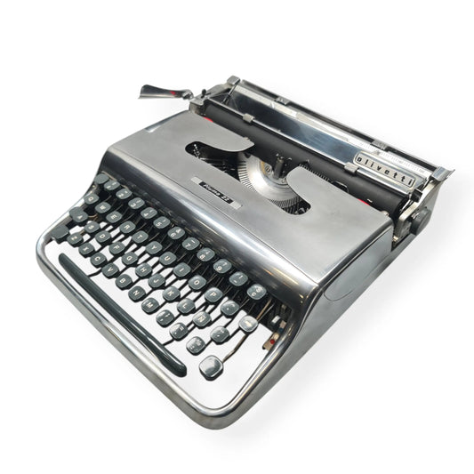Olivetti Pluma 22 - Edición Limitada en Plata Pulida Máquina de Escribir QWERTY - ElGranero Typewriter.Company