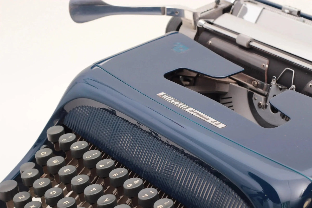 Olivetti Studio 44 Máquina de Escribir Vintage Azul Marino, Restaurada - ElGranero Typewriter.Company