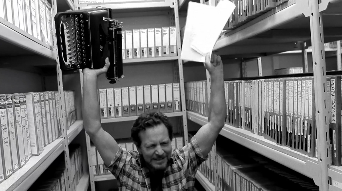 Cargar video: Eddie_Vedder_-_Mind_Your_Manners_-_Lightning_Bolt_Vignette_-_Pearl_Jam

Alt text